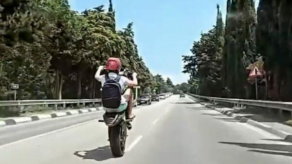 Крымский мотоциклист сбил боковое зеркало водителю за нарушение ПДД