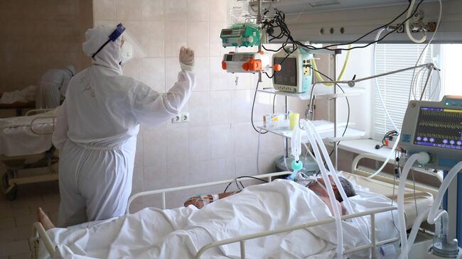 Медицинский работник и пациент в отделении реанимации и интенсивной терапии в клинической больнице скорой помощи №15 в Волгограде