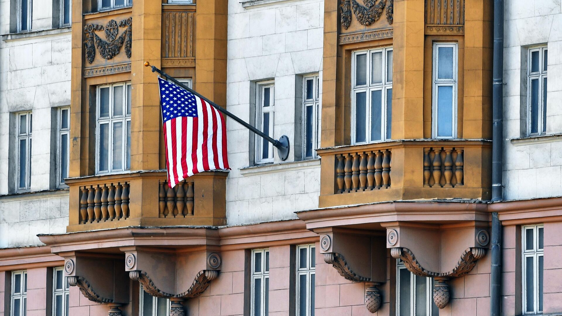 Государственный флаг США у американского посольства в Москве - РИА Новости, 1920, 02.11.2021