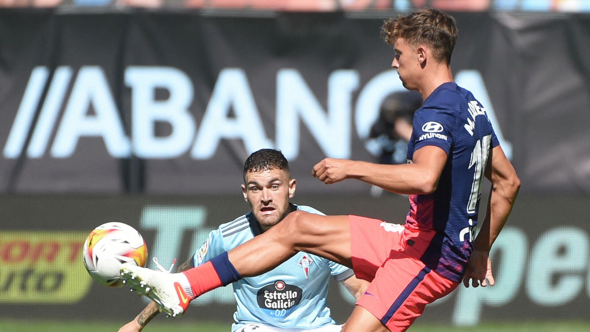 Atletico Madrid's Spanish midfielder Marcos Llorente (R) controls the ball next to Celta Vigo's Spanish midfielder Javi Galan during the Spanish League football match between Celta Vigo and Atletico Madrid at the Balaidos stadium in Vigo on August 15, 2021. (Photo by MIGUEL RIOPA / AFP) - РИА Новости, 1920, 18.08.2021