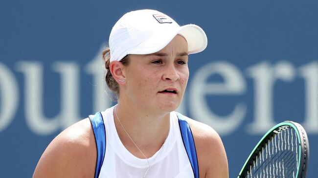 MASON, OHIO - AUGUST 18: Ashleigh Barty of Australia plays Heather Watson of Great Britain during the Western & Southern Open at Lindner Family Tennis Center on August 18, 2021 in Mason, Ohio.   Matthew Stockman/Getty Images/AFP (Photo by MATTHEW STOCKMAN / GETTY IMAGES NORTH AMERICA / Getty Images via AFP)