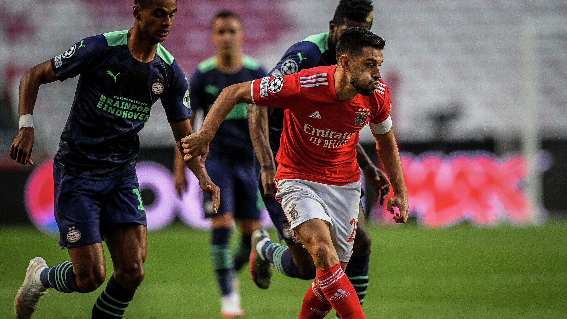 Benfica's Portuguese midfielder Pizzi Fernandes (R) kicks the ball next to PSV Eidhoven's Dutch forward Cody Gakpo during the UEFA Champions League play-off first leg football match between Benfica and PSV Eindhoven at the Luz stadium in Lisbon on August 18, 2021. (Photo by PATRICIA DE MELO MOREIRA / AFP) - РИА Новости, 1920, 19.08.2021