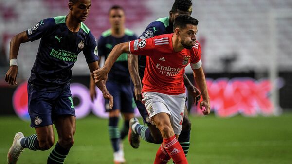 Benfica's Portuguese midfielder Pizzi Fernandes (R) kicks the ball next to PSV Eidhoven's Dutch forward Cody Gakpo during the UEFA Champions League play-off first leg football match between Benfica and PSV Eindhoven at the Luz stadium in Lisbon on August 18, 2021. (Photo by PATRICIA DE MELO MOREIRA / AFP)
