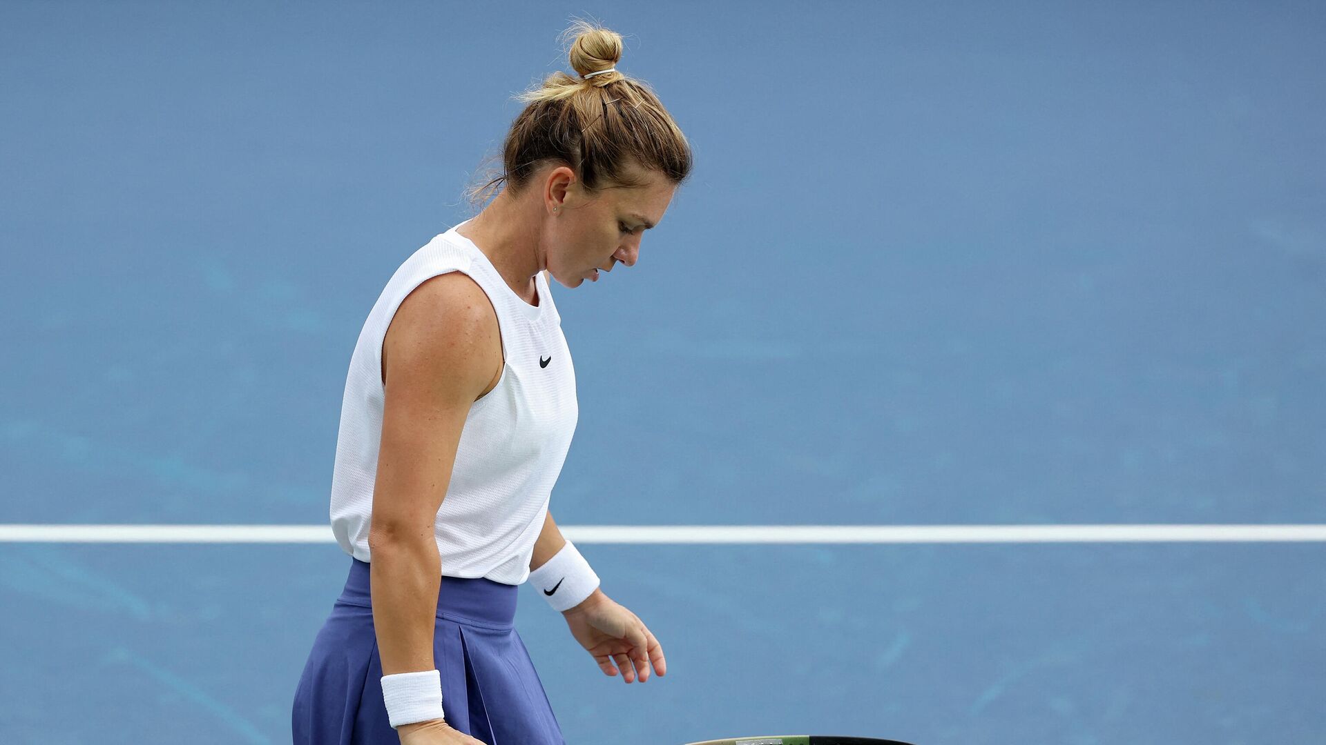 MASON, OHIO - AUGUST 17: Simona Halep of Romania dribbles the ball during her match against Magda Linette of Poland during Western & Southern Open - Day 3 at Lindner Family Tennis Center on August 17, 2021 in Mason, Ohio.   Dylan Buell/Getty Images/AFP (Photo by Dylan Buell / GETTY IMAGES NORTH AMERICA / Getty Images via AFP) - РИА Новости, 1920, 19.08.2021