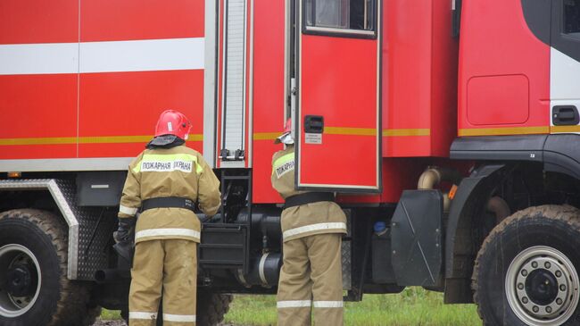 Сотрудники МЧС на месте пожара в общежитии в Комсомольске-на-Амуре