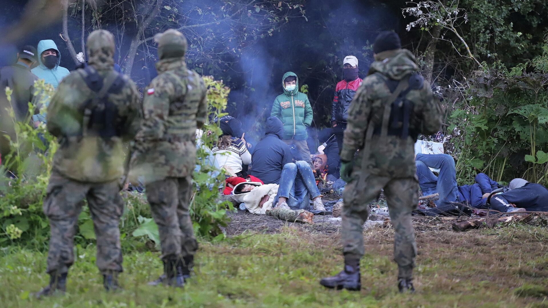 Польские пограничники возле группы мигрантов на белорусско-польской границе - РИА Новости, 1920, 25.08.2021