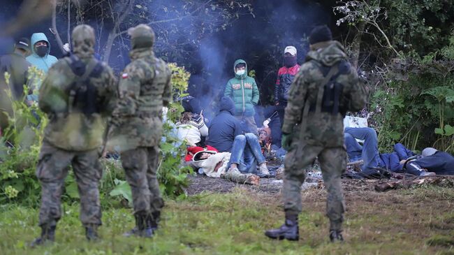 Польские пограничники возле группы мигрантов на белорусско-польской границе