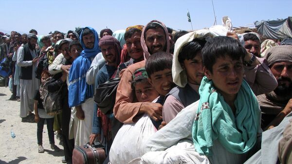 Люди ждут у пункта пропуска  в пакистано-афганском пограничном городе Чаман