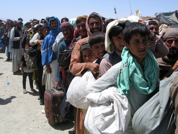 Люди ждут у пункта пропуска  в пакистано-афганском пограничном городе Чаман