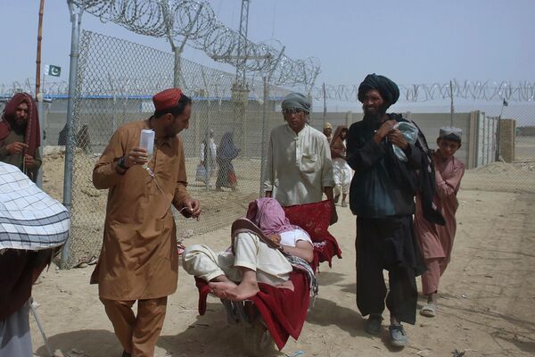 Люди перевозят через границу больного гражданина Афганистана, Чаман, Пакистан