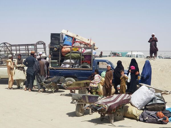 Семья из Афганистана загружает свои вещи в автомобиль по прибытии к контрольно-пропускному пункту в пакистано-афганском пограничном городе Чаман, Пакистан