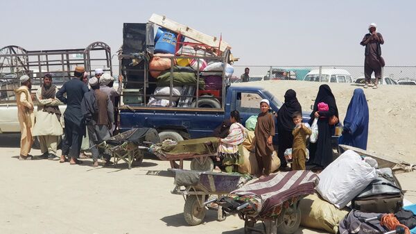 Семья из Афганистана загружает свои вещи в автомобиль по прибытии к контрольно-пропускному пункту в пакистано-афганском пограничном городе Чаман, Пакистан