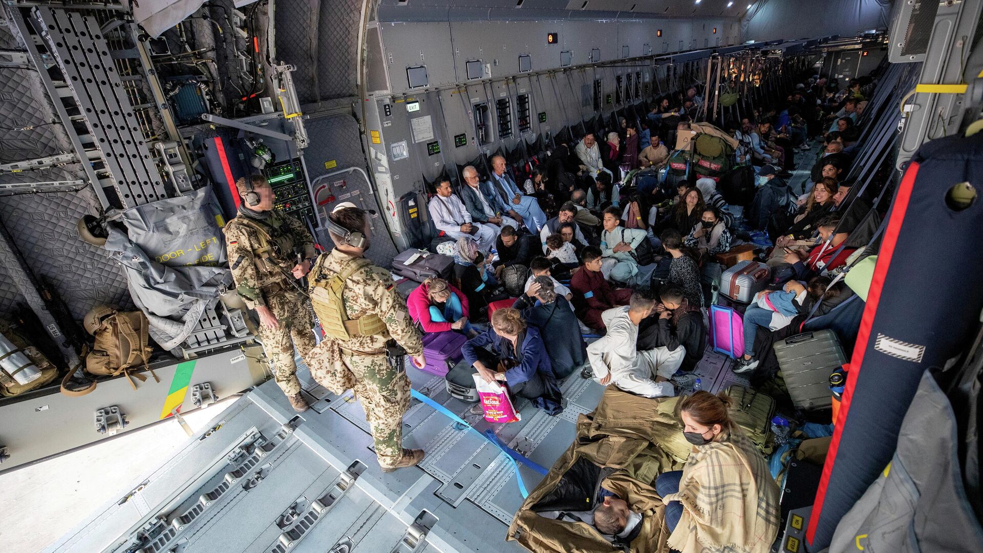 Эвакуированные из Афганистана, прибывающие на транспортном самолете Airbus A400 немецких ВВС, Узбекистан - РИА Новости, 1920, 27.08.2021