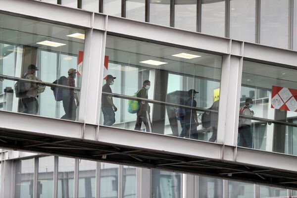 Люди, которые были эвакуированы из Афганистана, прибывают в аэропорт Руасси Шарль-де-Голль, Париж, Франция