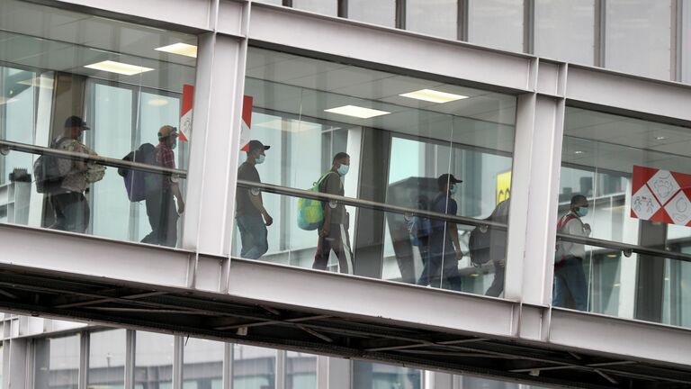 Люди, которые были эвакуированы из Афганистана, прибывают в аэропорт Руасси Шарль-де-Голль, Париж, Франция