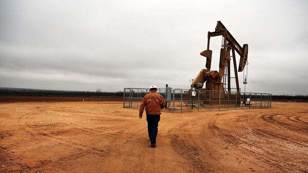 Вид на нефтяную скважину, штат Техас