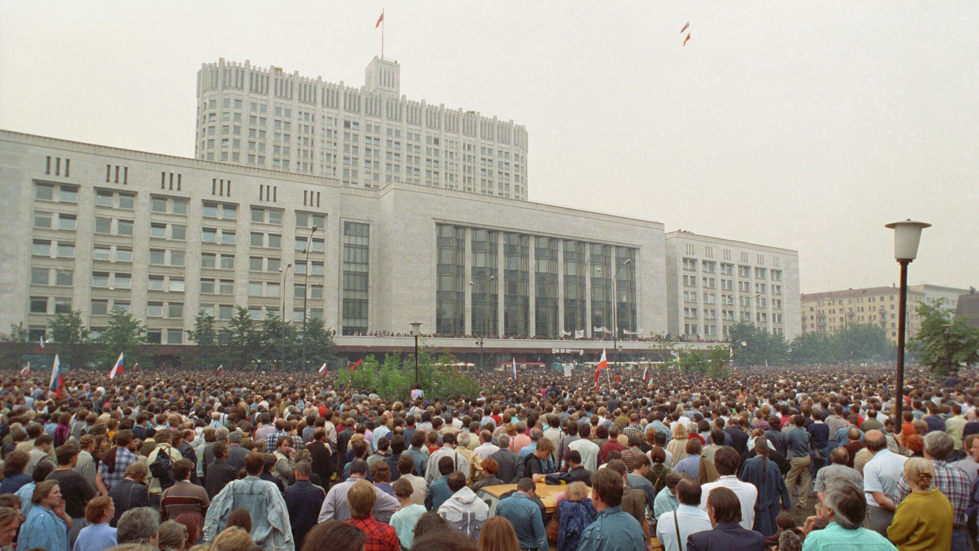 Манифестация у здания Верховного Совета РСФСР под названием Акция в защиту Белого дома. 19 августа 19913