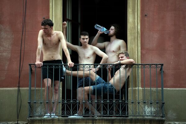 Молодежь на балконе в Барселоне, Испания