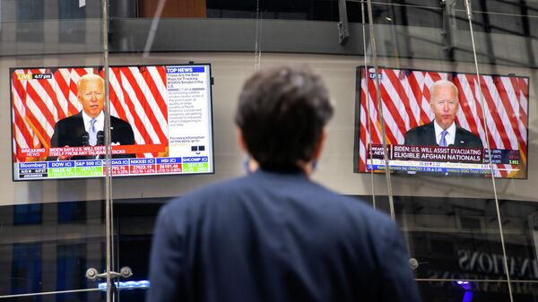 Транслирование выступления президента США Джо Байдена с заявлением по ситуации в Афганистане на Таймс-сквер в Нью-Йорке