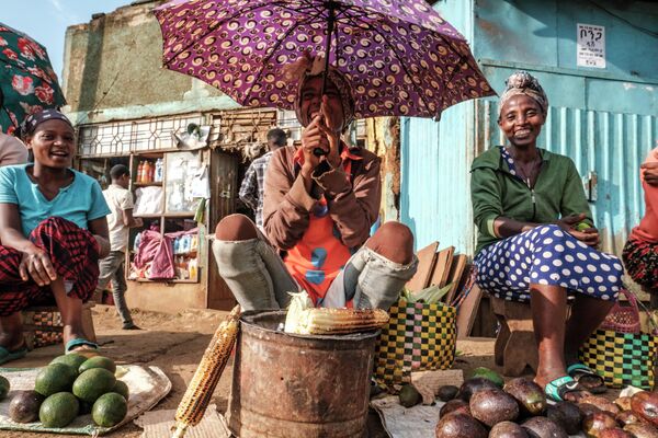 Женщины продают овощи на улице в городе Бонга, Эфиопия