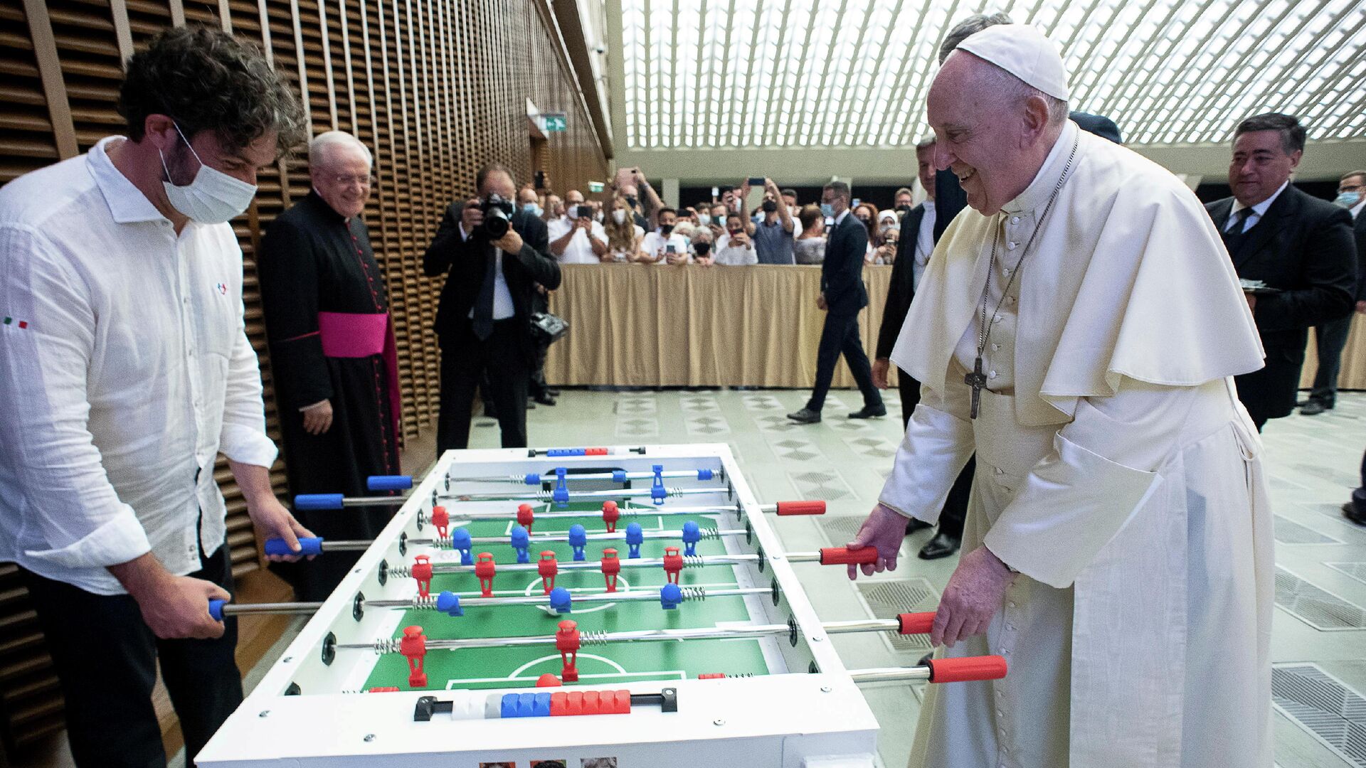 Папа Римский Франциск играет в настольный футбол во время еженедельной аудиенции в Ватикане - РИА Новости, 1920, 08.09.2021