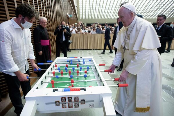 Папа Римский Франциск играет в настольный футбол во время еженедельной аудиенции в Ватикане