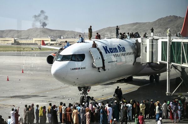 Люди в аэропорту Кабула