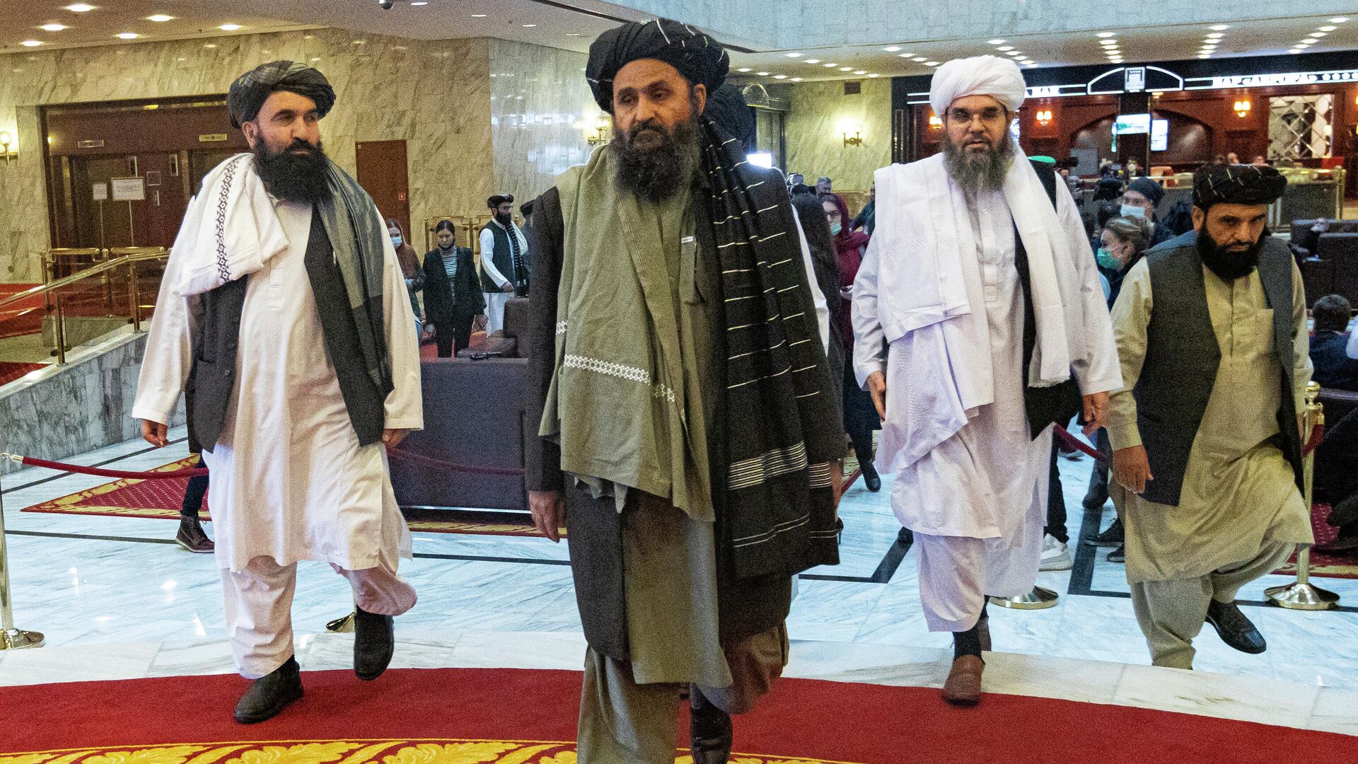 Мулла Абдул Гани Барадар  вместе с другими членами делегации Талибана во время прибытия на международную мирную конференцию в Москву - РИА Новости, 1920, 21.08.2021
