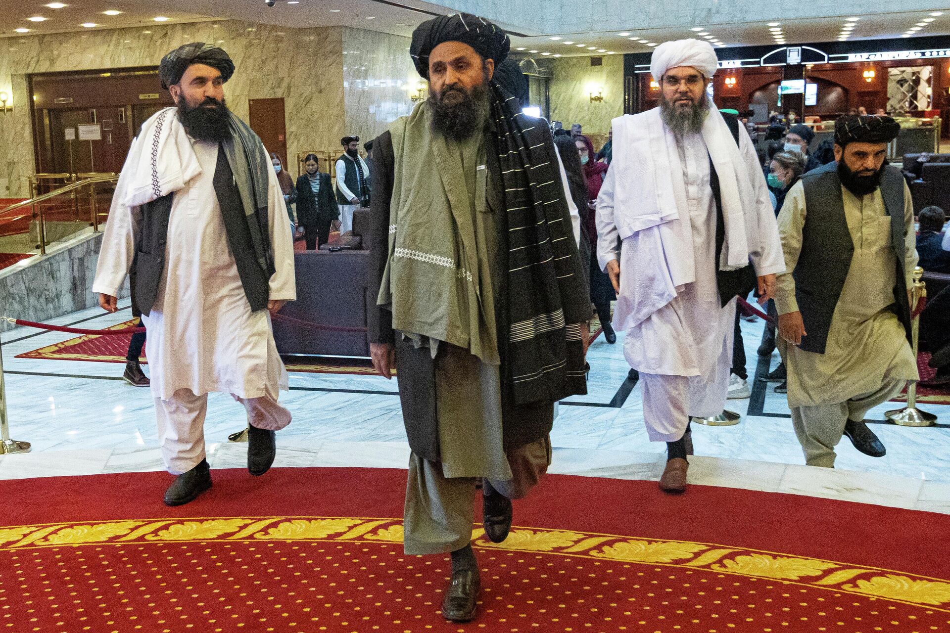 Мулла Абдул Гани Барадар  вместе с другими членами делегации Талибана во время прибытия на международную мирную конференцию в Москву - РИА Новости, 1920, 19.08.2021