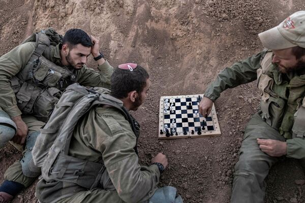 Израильские солдаты играют в шахматы недалеко от границы с сектором Газа