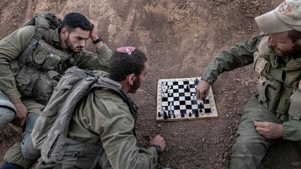 Израильские солдаты играют в шахматы недалеко от границы с сектором Газа