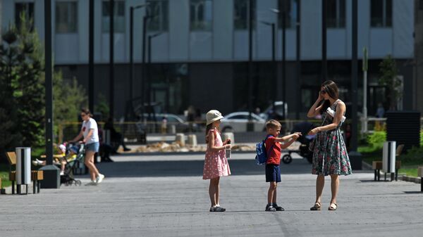 Женщина с детьми в жилом комплексе Зиларт на территории бывшего автозавода имени И. А. Лихачева в Москве