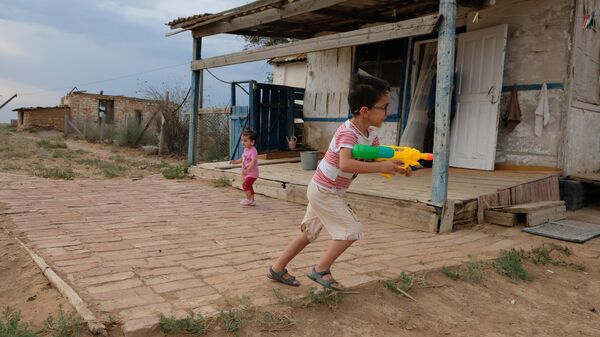 Дети играют с водяными пистолетами на чабанской стоянке