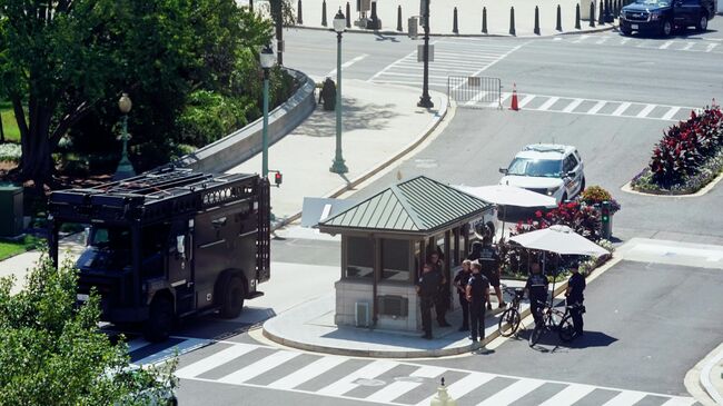 Полиция в районе зданий Капитолия США и библиотеки конгресса в Вашингтоне