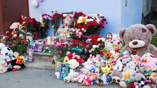 Цветы и мягкие игрушки у дома на улице Судостроителей в Тюмени, где жила восьмилетняя Анастасия Муравьева