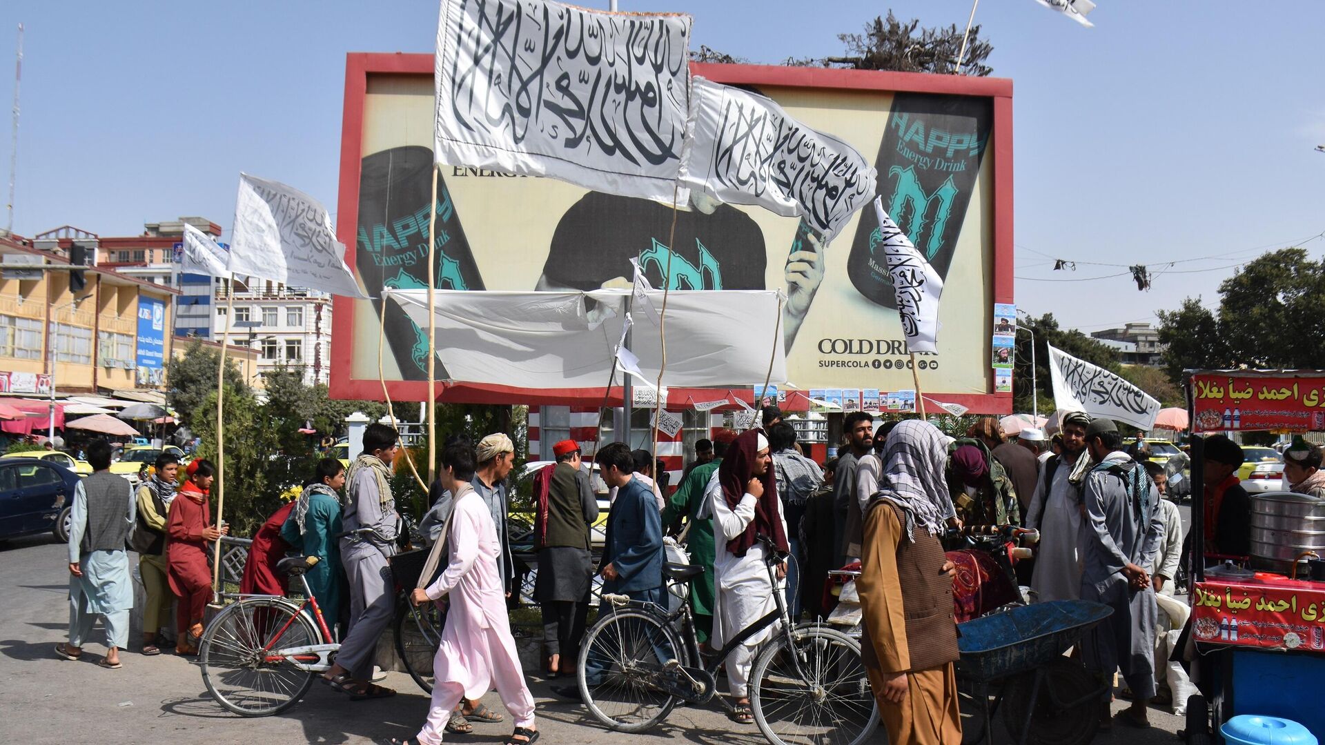 Люди с флагами движения Талибан* в городе Мазари-Шариф - РИА Новости, 1920, 20.08.2021