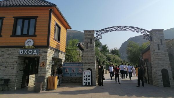 Вход в экотуркомплекс в Дагестане