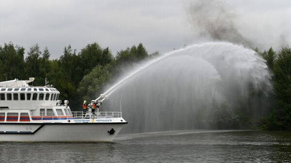 Тренировка спасателей на пожарном корабле Полковник Чернышев в акватории реки Москвы