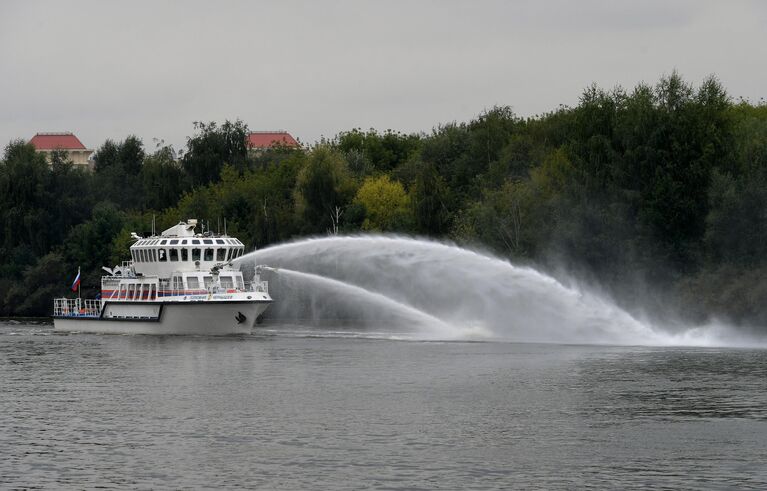 Тренировка спасателей на пожарном корабле Полковник Чернышев в акватории реки Москвы Тренировка спасателей на пожарном корабле Полковник Чернышев в акватории реки Москвы