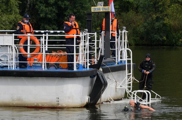 Тренировка спасателей на пожарном корабле Полковник Чернышев в акватории реки Москвы