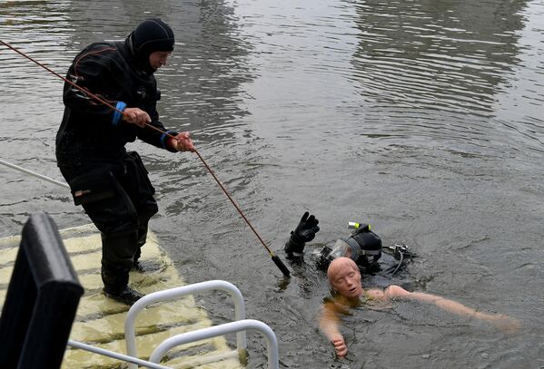 
Тренировка спасателей на пожарном корабле Полковник Чернышев в акватории реки Москвы
