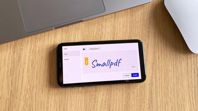 Логотип компании Smallpdf на экране смартфона