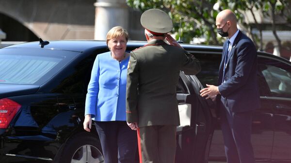 Федеральный канцлер Германии Ангела Меркель перед началом церемонии возложения цветов к Могиле Неизвестного солдата в Александровском Саду