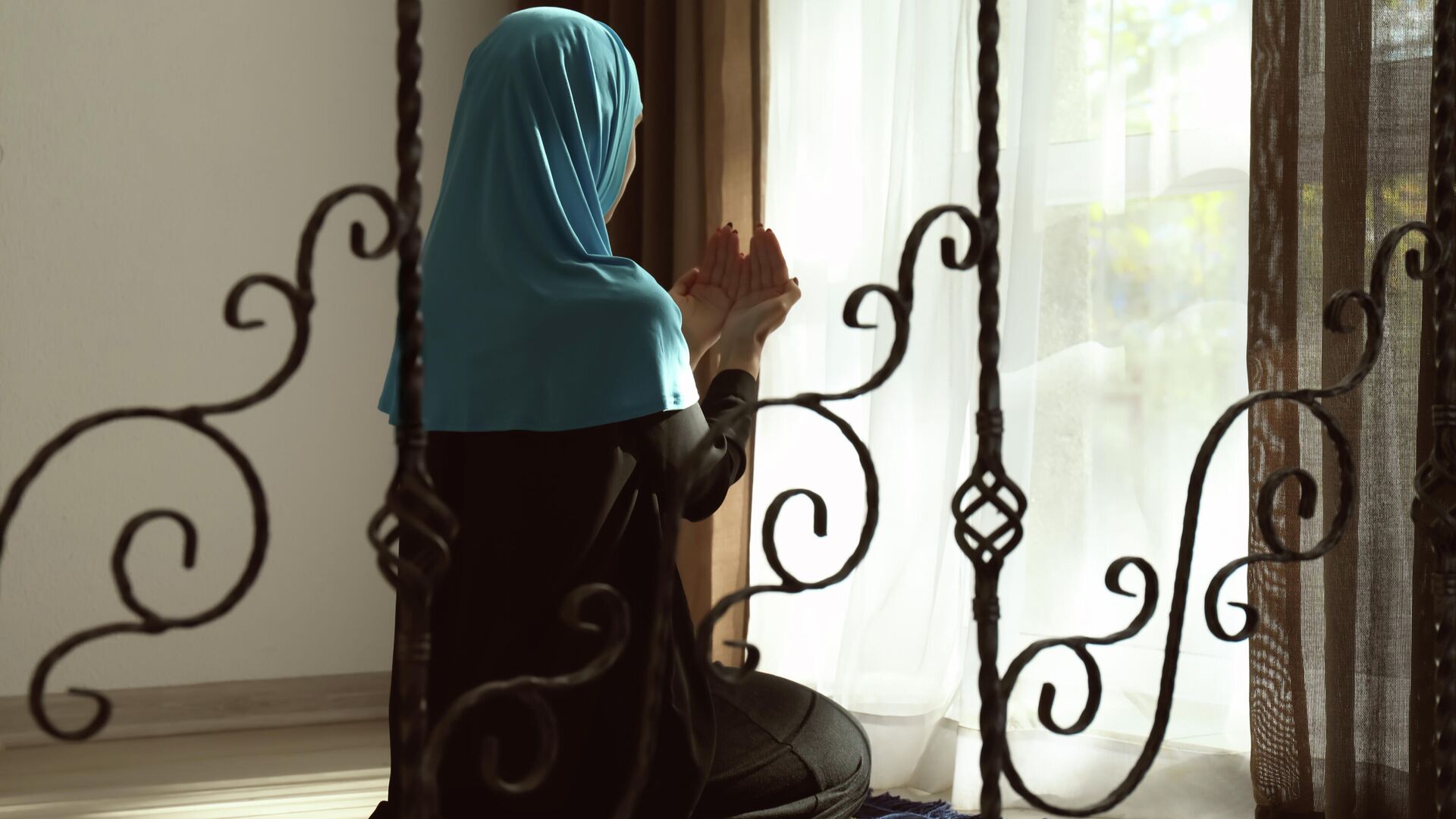 Молодая мусульманка во время молитвы - РИА Новости, 1920, 23.08.2021