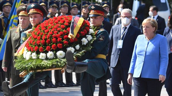 Федеральный канцлер Германии Ангела Меркель на церемонии возложения цветов к Могиле Неизвестного солдата в Александровском Саду