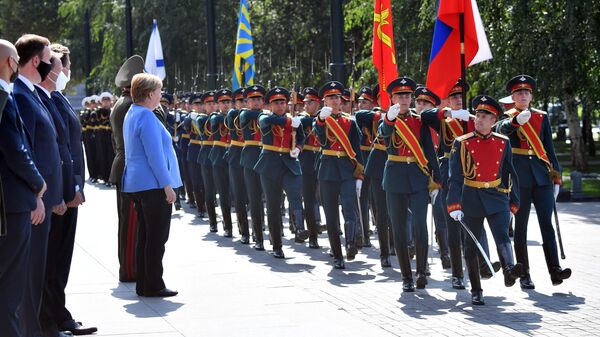 Федеральный канцлер Германии Ангела Меркель на церемонии возложения цветов к Могиле Неизвестного солдата в Александровском Саду