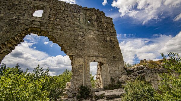 Развалины базилики на территории пещерного города Мангуп-Кале в Бахчисарайском районе Крыма