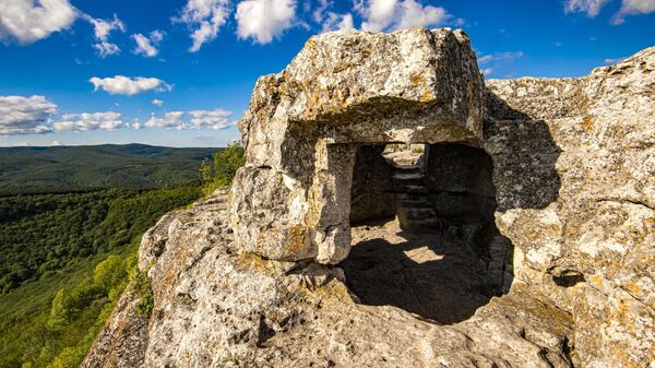 Пещеры на территории пещерного города Мангуп-Кале в Бахчисарайском районе Крыма