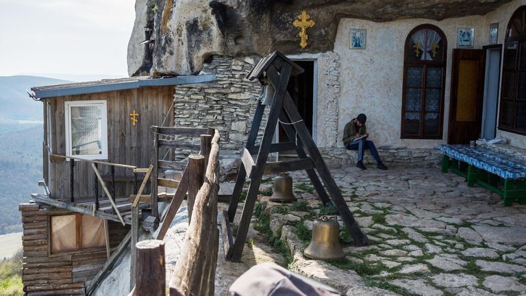 Свято-Благовещенский пещерный мужской монастырь на территории пещерного города Мангуп-Кале в Крыму