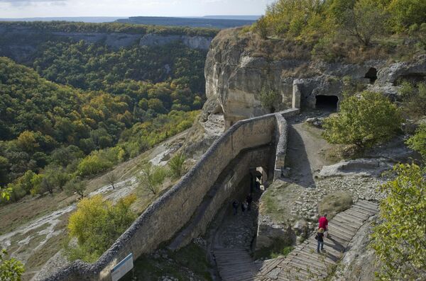 Средневековый пещерный город-крепость Чуфут-Кале в Крыму